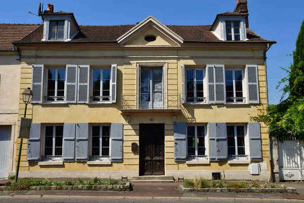 Magny en Vexin, Francia - agosto 8 2018: centro de la ciudad — Foto de Stock