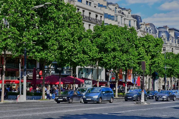 Parijs; Frankrijk - april 2 2017: de Avenue des Champs-Elysées — Stockfoto