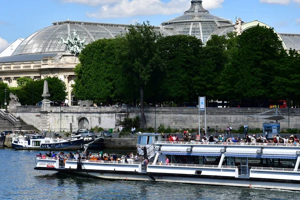 Parigi; Francia - 2 aprile 2017: barca turistica vicino Alexandre 3 br — Foto Stock