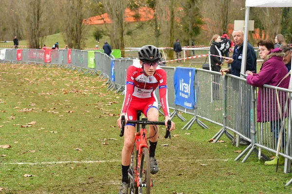 Verneuil sur Seine, Francia - 2 dicembre 2018: ciclo cross — Foto Stock