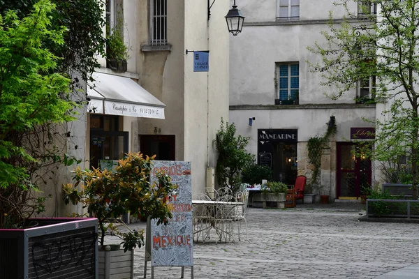 Paříž; Francie - 2 duben 2017: čtvrti Le Marais — Stock fotografie