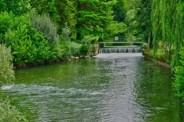 Autheuil Authouillet; Francia - 8 de agosto de 2018: tierras pintorescas — Foto de Stock