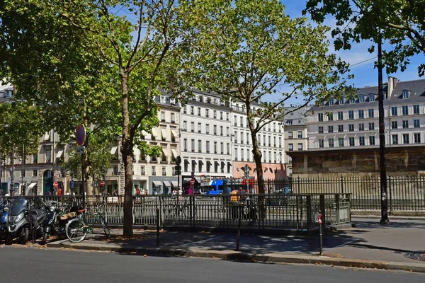 Paris; France - april 2 2018 : Place de la Madeleine — стокове фото