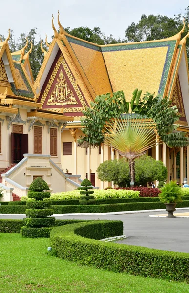 Пномпень; Королівство Камбоджі - Серпень 20 2018: Королівський палац — стокове фото