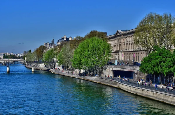 Paris; Frankrike - april 2 2017: Seine-floden sett från Pont Ne — Stockfoto