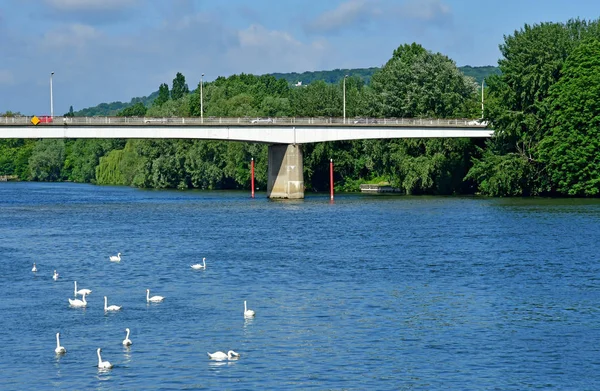 Les Mureaux；France - May 8 2018：Seine River — 图库照片