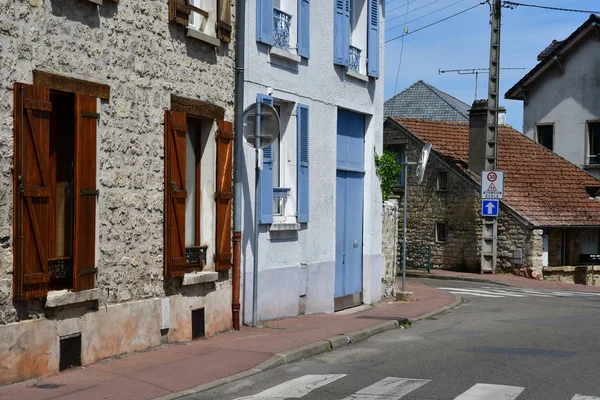 Verneuil sur Seine; França - 17 de maio de 2017: centro da cidade — Fotografia de Stock