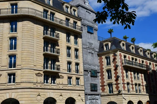 Paris; France - april 2 2017 : the Marceau avenue — Stock Photo, Image