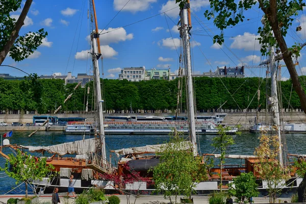 París; Francia - 2 de abril de 2017: barco turístico cerca del puente de Alma —  Fotos de Stock