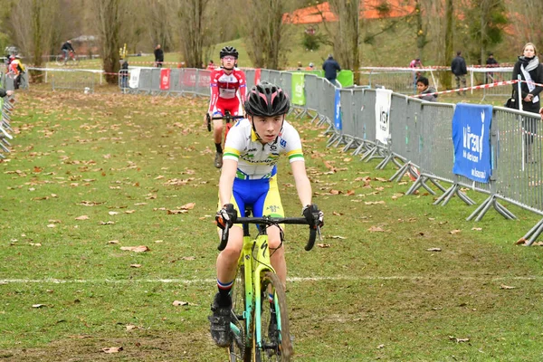 Verneuil sur Seine, Frankrijk - 2 december 2018: cyclo cross — Stockfoto