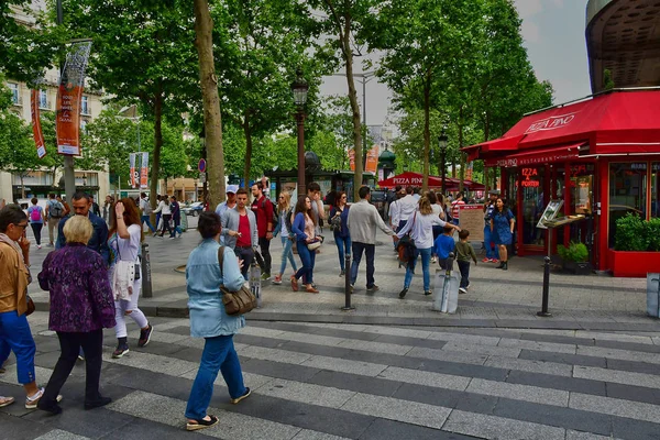 Париж; Франция - 2 апреля 2017: Елисейская аллея — стоковое фото