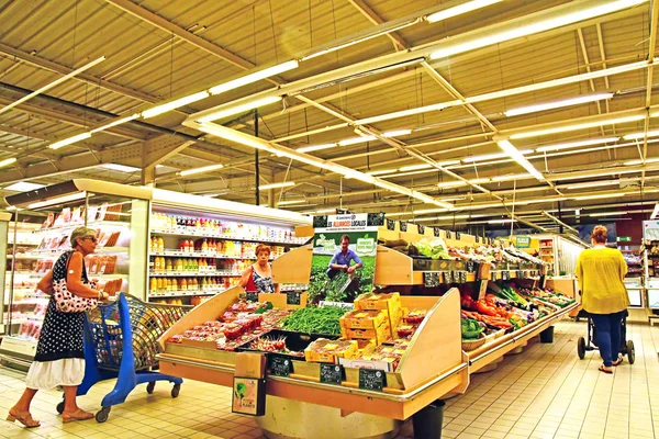 En Magny Vexin, Francja - sierpień 2018 6: supermarket — Zdjęcie stockowe