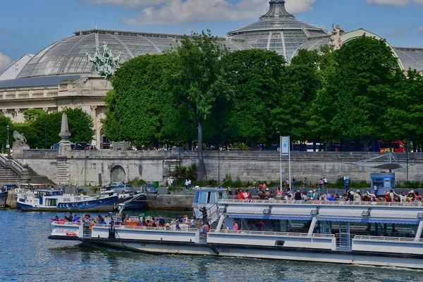 Parigi; Francia - 2 aprile 2017: barca turistica vicino Alexandre 3 br — Foto Stock