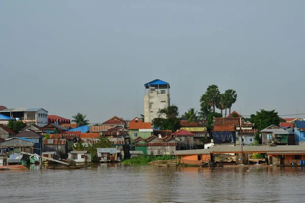 金边;柬埔寨王国-2018年8月21日: 河边 — 图库照片