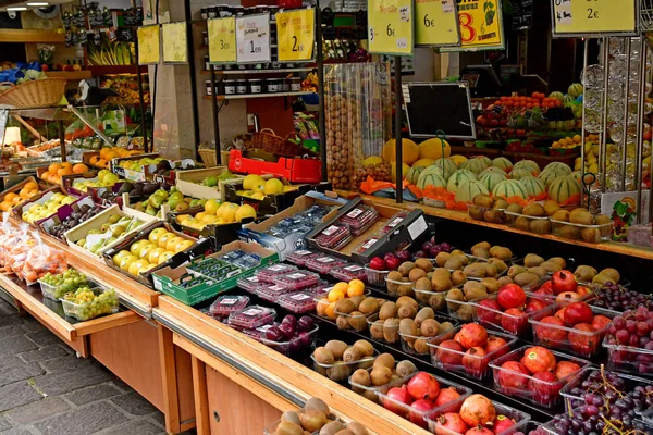 Poissy Frankrijk-april 7 2019: markt — Stockfoto