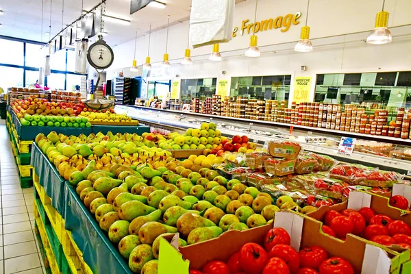 Paryż, Francja-Kwiecień 9 2019: jedzenie w supermarkecie — Zdjęcie stockowe