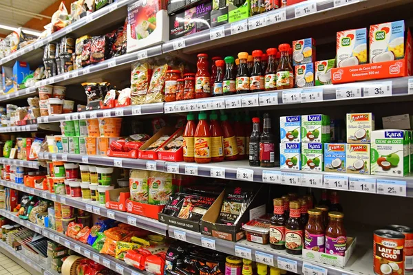 Paris, Francja - 2018 9 lipca: supermarket — Zdjęcie stockowe