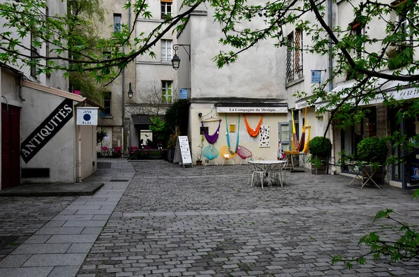 Paříž; Francie - 2 duben 2017: čtvrti Le Marais — Stock fotografie