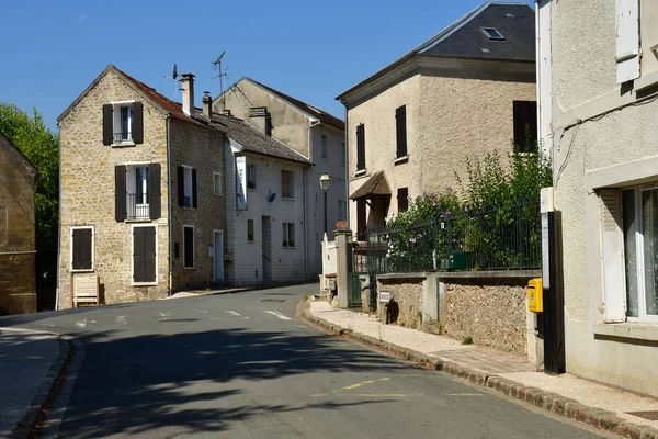 Rueil, Frankrijk - augustus 6-2018: pittoresk dorpje in de zomer — Stockfoto