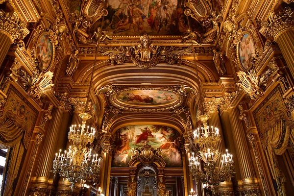 París; Francia - 4 de agosto de 2018: Gran Foyer de la Ópera de Par —  Fotos de Stock