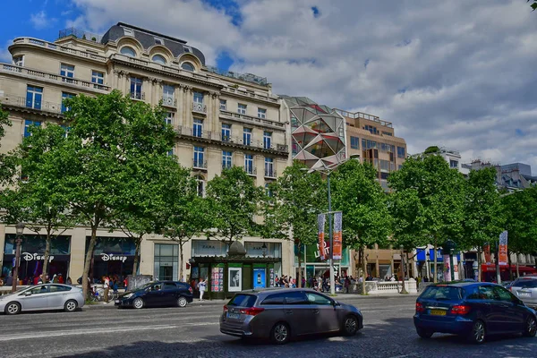 Paryż; Francja - 2 kwietnia 2017 r.: Avenue des Champs Elysees — Zdjęcie stockowe