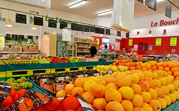 Paryż, Francja-Kwiecień 9 2019: jedzenie w supermarkecie — Zdjęcie stockowe