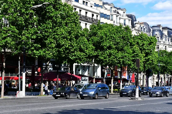 Parigi; Francia - 2 aprile 2017: Avenue des Champs Elysees — Foto Stock
