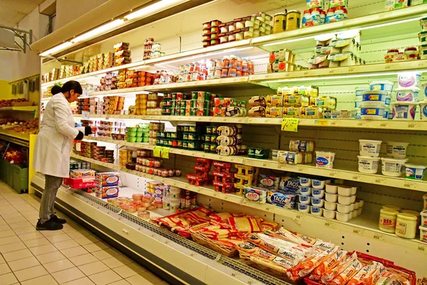 Paryż, Francja-Kwiecień 9 2019: jedzenie w supermarkecie — Zdjęcie stockowe