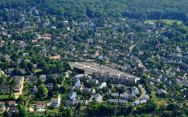 Triel sur Seine, Frankrijk - juli 7 2017: luchtfoto van de te — Stockfoto