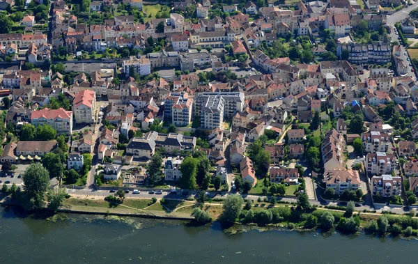 Triel sur Seine, Frankrijk - juli 7 2017: luchtfoto van de te — Stockfoto