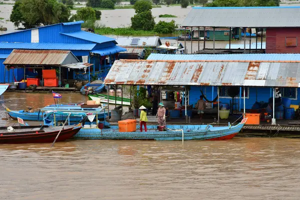 Kampong Chhnang; Reino de Camboya - 22 de agosto de 2018: flotante — Foto de Stock
