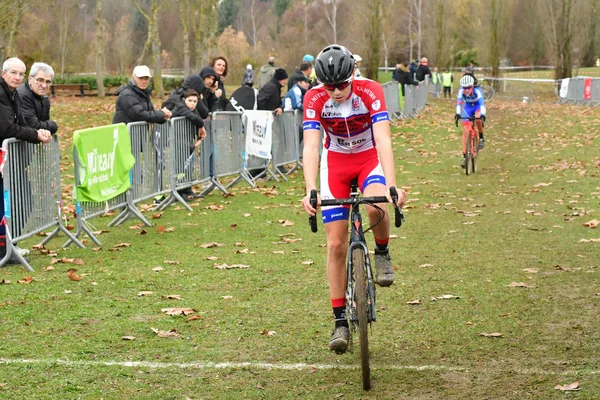 Verneuil sur Seine, Francia - 2 de diciembre de 2018: cyclo cross — Foto de Stock