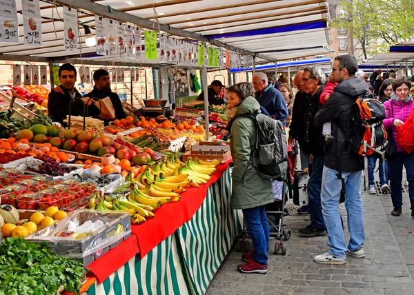 Poissy; Francia - 7 de abril de 2019: mercado —  Fotos de Stock