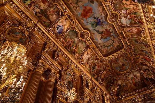 París; Francia - 4 de agosto de 2018: Gran Foyer de la Ópera de Par —  Fotos de Stock
