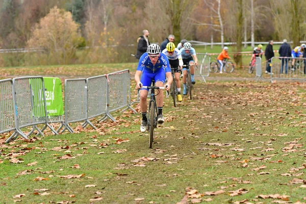 Verneuil sur Seine, Francia - 2 de diciembre de 2018: cyclo cross —  Fotos de Stock