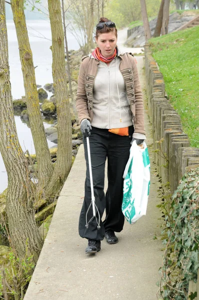 Les Mureaux; France - march 31 2012 : woman is cleaning Seine ba — Stock Photo, Image