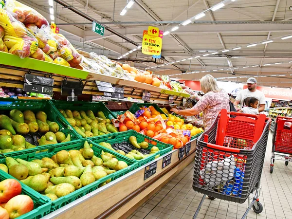 Flins, Francia- mayo 17 2018: supermercado — Foto de Stock