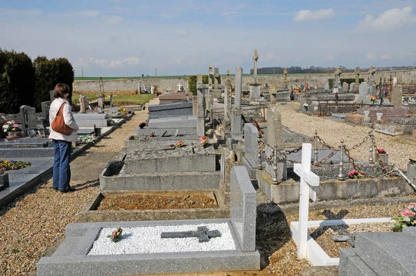 Wy dit Joli Village ; France - 3 avril 2017 : le cimetière — Photo