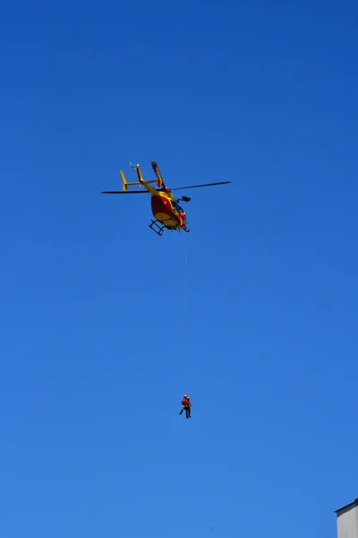 Les Mureaux; França - maio de 2018: helicóptero do securi civil — Fotografia de Stock