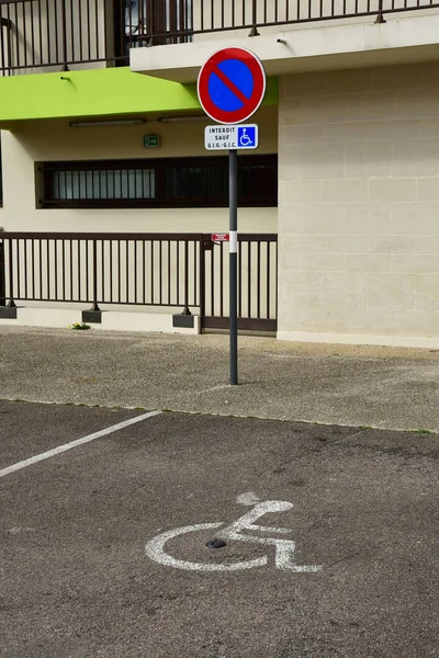 Les Mureaux; Francia - 8 de mayo de 2018: estacionamiento para discapacitados — Foto de Stock