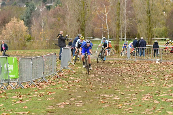 Verneuil sur Seine, Frankrijk - 2 december 2018: cyclo cross — Stockfoto