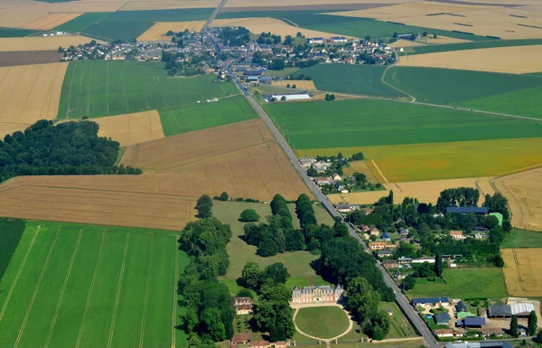 Ecouis, Frankreich - 7. Juli 2017: Luftbild des Dorfes — Stockfoto