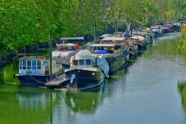 Poissy Frankrijk-april 11 2019: de rivier de Seine — Stockfoto
