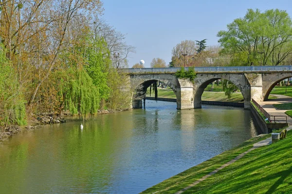 Poissy Frankrike-april 11 2019: floden Seine — Stockfoto