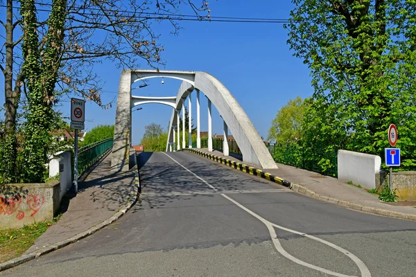 Poissy, França - 11 de abril de 2019: a pitoresca cidade — Fotografia de Stock