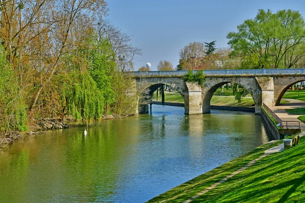 Poissy; Francia - 11 de abril de 2019: río Sena — Foto de Stock