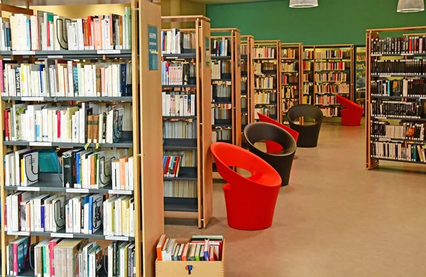 Les Mureaux, Frankrike - 18 maj 2019: multimediebibliotek — Stockfoto