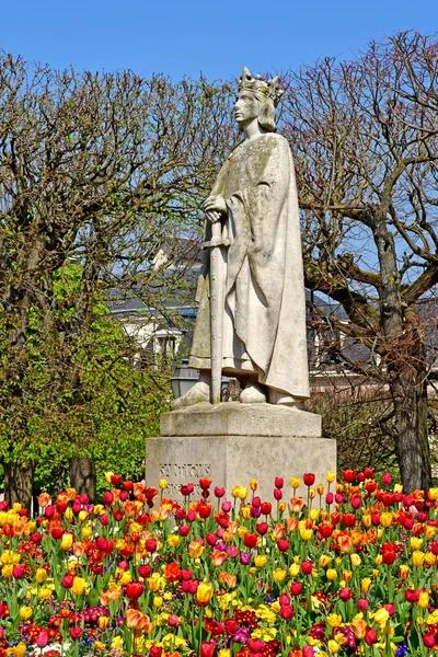 Poissy; Francie-duben 11 2019: socha svatého Ludvíka — Stock fotografie