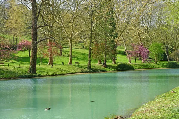 Poissy; Francia - 11 de abril de 2019: el parque Meissonier — Foto de Stock