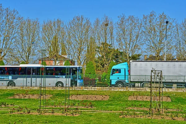 Poissy Franciaország-április 11 2019: út a Meissonier Park közelében — Stock Fotó